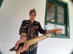 Cerita Mahasiswa Australia Gali Sejarah Golok Cikeruh yang Melegenda Cerita Mahasiswa Australia Gali Sejarah Golok Cikeruh yang Melegenda
