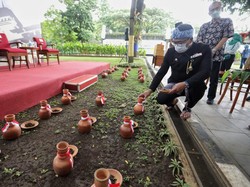 Kumpul di IKN Bareng Jokowi, RK Bawa Oleh-oleh Tanah dan Air Keramat