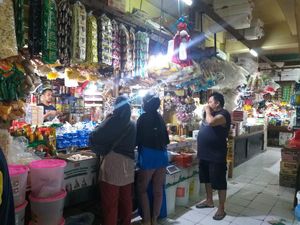 Harga Gula dan Minyak Goreng Masih Tinggi pada Pertengahan Ramadan Harga Gula dan Minyak Goreng Masih Tinggi pada Pertengahan Ramadan