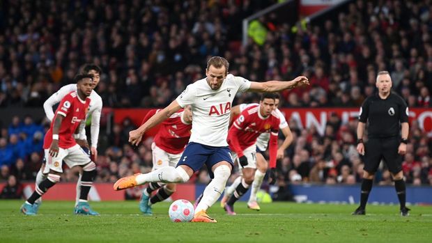 MANCHESTER, ENGLAND - MARCH 12: Harry Kane of Tottenham Hotspur scores their side's first goal from a penalty during the Premier League match between Manchester United and Tottenham Hotspur at Old Trafford on March 12, 2022 in Manchester, England. (Photo by Michael Regan/Getty Images)