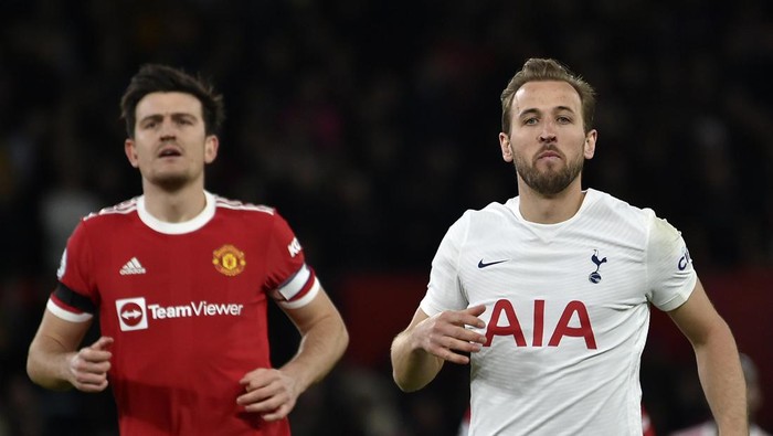 harry maguire harry kane manchester united vs tottenham hotspur premier league liga inggris Tottenham's Harry Kane, right, and Manchester United's Harry Maguire react during the English Premier League soccer match between Manchester United and Tottenham Hotspur, at the Old Trafford stadium in Manchester, England, Saturday, March 12, 2022. (AP Photo/Rui Vieira)