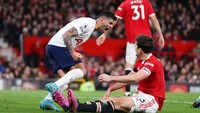 Harry Maguire (duduk) bikin gol bunuh diri saat MU melawan Tottenham Hotspur di Old Trafford, Minggu (13/3/2022) dini hari WIB. Gol bunuh dirinya menyebabkan skor menjadi imbang 2-2. (Foto: Naomi Baker/Getty Images)