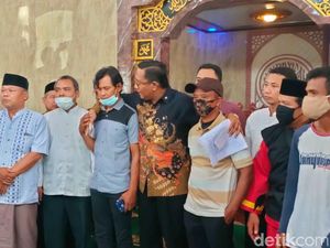 Haru Iringi Pemasangan Papan Nama Masjid Al-Hidayah Banyuwangi Haru Iringi Pemasangan Papan Nama Masjid Al-Hidayah Banyuwangi