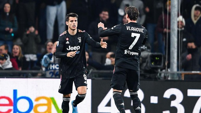 GENOA, ITALY - MARCH 12: Alvaro Morata of Juventus (L) celebrates with his team-mate Dusan Vlahovic after scoring his second goal during the Serie A match between UC Sampdoria and Juventus FC at Stadio Luigi Ferraris on March 12, 2022 in Genoa, Italy. (Photo by Getty Images)