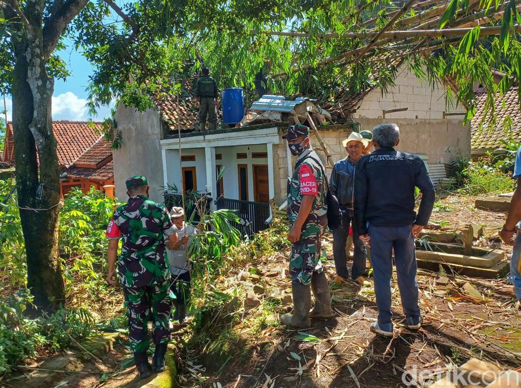 Puting Beliung Rusak Belasan Rumah di Kabupaten Bandung