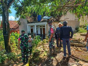 Puting Beliung Rusak Belasan Rumah di Kabupaten Bandung Puting Beliung Rusak Belasan Rumah di Kabupaten Bandung