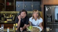 Keseruan Awkarin dan Gangga Makan Bakso dan Jajan Angkringan