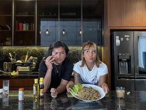 Keseruan Awkarin dan Gangga Makan Bakso dan Jajan Angkringan Keseruan Awkarin dan Gangga Makan Bakso dan Jajan Angkringan