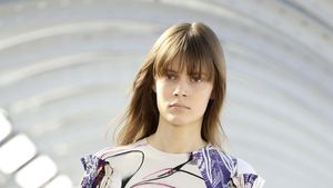 10 Busana Ramah Lingkungan Stella McCartney di Paris Fashion Week 2022