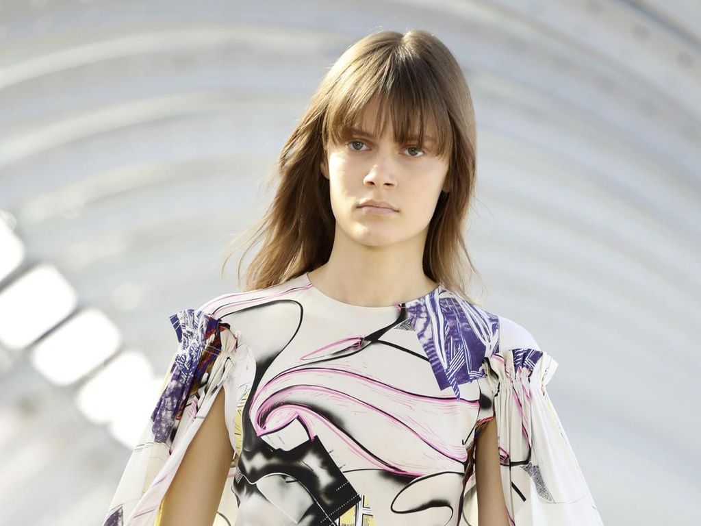 10 Busana Ramah Lingkungan Stella McCartney di Paris Fashion Week 2022