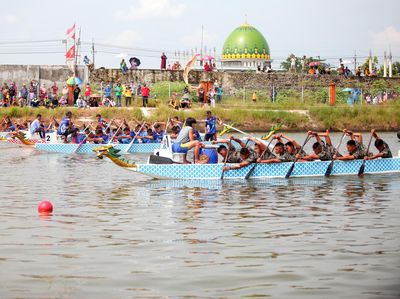 Yuk Lihat Adu Cepat Perahu Naga di Mojokerto