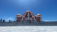 Masjid  Ini Istimewa Kubahnya, View-nya Juga Sip Mepet Pantai Losari