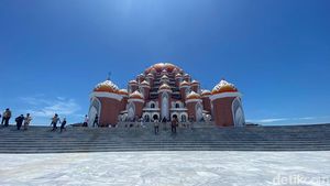 Masjid  Ini Istimewa Kubahnya, View-nya Juga Sip Mepet Pantai Losari