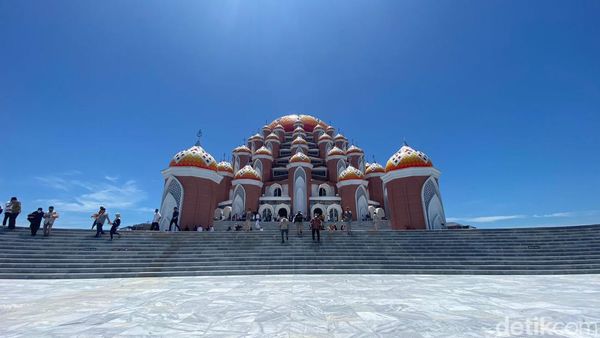 Masjid  Ini Istimewa Kubahnya, View-nya Juga Sip Mepet Pantai Losari