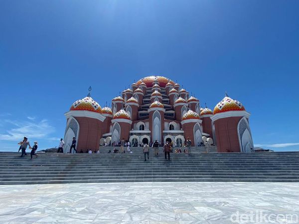 Masjid  Ini Istimewa Kubahnya, View-nya Juga Sip Mepet Pantai Losari