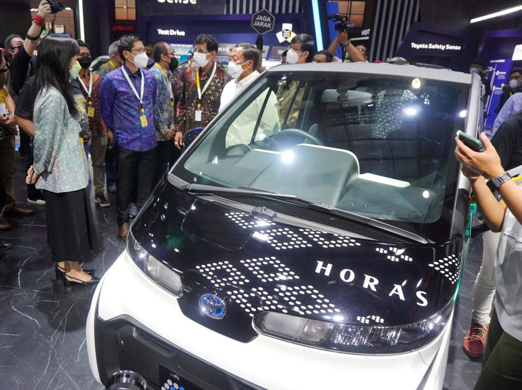 Melihat Pameran Otomotif Jakarta Auto Week