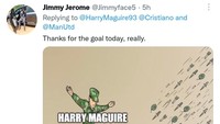 Maguire mungkin niatnya baik coba membantu pertahanan MU, tapi terkadang salah posisi saja. Ya, hasilnya gawang MU tetap bobol, deh. (Foto: Twitter @Jimmface5)