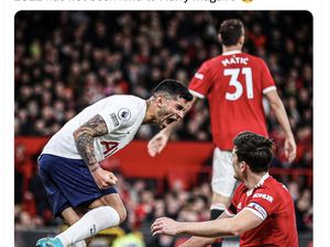 Ronaldo Dipuja Netizen, Maguire Kena Damprat