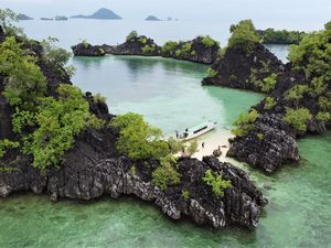 Mengagumi Keindahan Wisata Alam di Konawe Utara