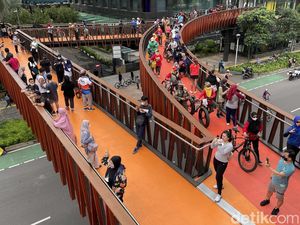 Anies Sebut JPO Pinisi Tak Cuma Buat Nyeberang, Ini Fasilitasnya