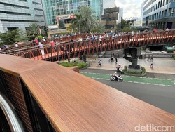 Momen JPO Pinisi Diserbu Warga Saat Malam Minggu