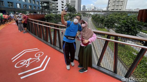 Minggu Pagi, Momen Selfie di JPO Pinisi