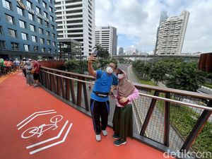 Minggu Pagi, Momen Selfie di JPO Pinisi