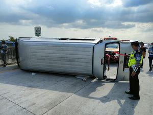 Mobil Muat 11 Penumpang Terguling di Tol Madiun, 3 Orang Luka Ringan Mobil Muat 11 Penumpang Terguling di Tol Madiun, 3 Orang Luka Ringan