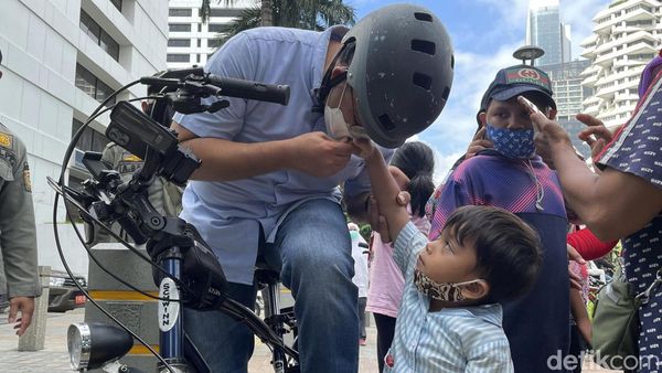 Momen Anies Baswedan Salim ke Seorang Anak
