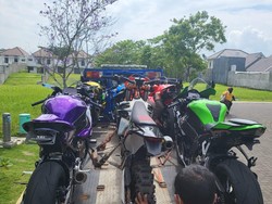 Mobil-Moge Doni Salmanan Diangkut Truk Towing, Dikawal Polisi