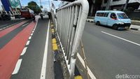 Nyaris Roboh, Pagar Pembatas Jalan di Pasar Senen Disangga Bambu