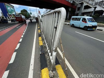 Nyaris Roboh, Pagar Pembatas Jalan di Pasar Senen Disangga Bambu