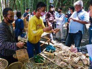 Pasar Unik di Temanggung, Alat Tukarnya Pakai Keping Bambu Pasar Unik di Temanggung, Alat Tukarnya Pakai Keping Bambu