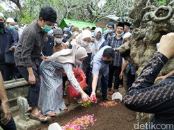 Isak Tangis Warnai Pemakaman Terdakwa Korupsi Eks Walkot Kediri Samsul Ashar