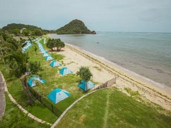 Ada Tenda Pinggir Pantai Nih buat yang Kehabisan Penginapan di Mandalika