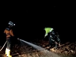 Tebing 10 Meter Longsor, Jalan Pamulihan-Rancakalong Sempat Terputus