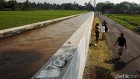 Ratusan Warga Gotong Royong Cat Ulang Saluran Irigasi Buatan Belanda