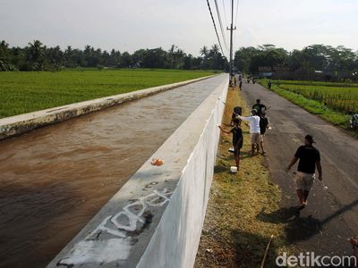 Ratusan Warga Gotong Royong Cat Ulang Saluran Irigasi Buatan Belanda