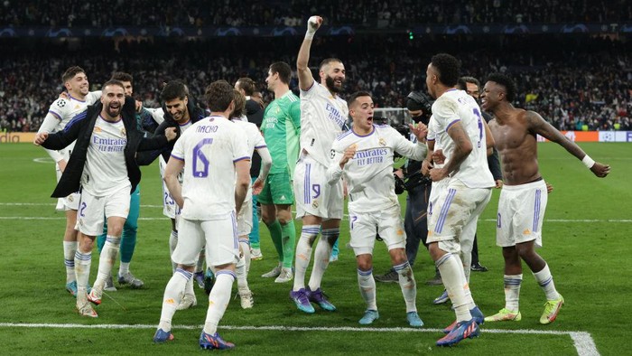 MADRID, SPAIN - MARCH 09: (From L to R) Real Madrid players Federico Valverde, Daniel Carvajal, Marco Asensio, Nacho Fernandez, goalkeeper Thibaut  Courtois, Karim Benzema, Lucas Vazquez, Eder Gabriel Militao and Vinicius Junior celebrate their victory after the UEFA Champions League Round Of Sixteen Leg Two match between Real Madrid and Paris Saint-Germain at Estadio Santiago Bernabeu on March 09, 2022 in Madrid, Spain. (Photo by Gonzalo Arroyo Moreno/Getty Images)
