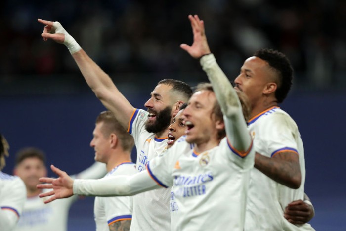 MADRID, SPAIN - MARCH 09: Karim Benzema of Real Madrid and teammates celebrate following their sides victory in the UEFA Champions League Round Of Sixteen Leg Two match between Real Madrid and Paris Saint-Germain at Estadio Santiago Bernabeu on March 09, 2022 in Madrid, Spain. (Photo by Gonzalo Arroyo Moreno/Getty Images)
