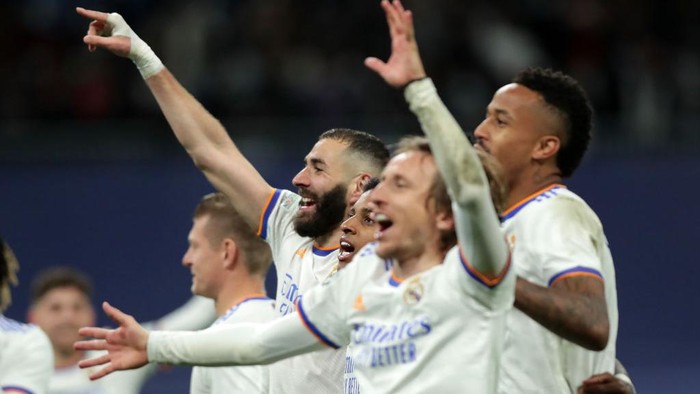 MADRID, SPAIN - MARCH 09: Karim Benzema of Real Madrid and teammates celebrate following their sides victory in the UEFA Champions League Round Of Sixteen Leg Two match between Real Madrid and Paris Saint-Germain at Estadio Santiago Bernabeu on March 09, 2022 in Madrid, Spain. (Photo by Gonzalo Arroyo Moreno/Getty Images)