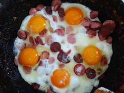 Resep Telur Goreng Sosis ala Hotel Buat Sarapan Enak dan Praktis