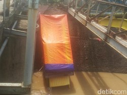 Sebuah Truk Muat Kasur Terjun ke Sungai Gembong Pasuruan