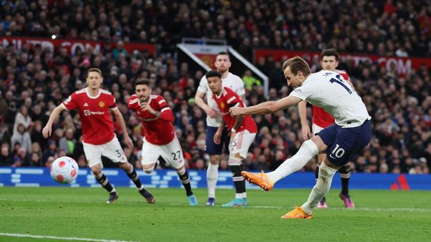 Soccer Football - Premier League - Manchester United v Tottenham Hotspur - Old Trafford, Manchester, Britain - March 12, 2022 Tottenham Hotspur's Harry Kane scores their first goal from the penalty spot REUTERS/Phil Noble EDITORIAL USE ONLY. No use with unauthorized audio, video, data, fixture lists, club/league logos or 'live' services. Online in-match use limited to 75 images, no video emulation. No use in betting, games or single club /league/player publications.  Please contact your account representative for further details.