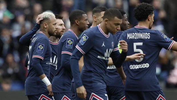 Soccer Football - Ligue 1 - Paris St Germain v Bordeaux - Parc des Princes, Paris, France - March 13, 2022 Paris St Germain's Neymar celebrates scoring their second goal with Lionel Messi and teammates REUTERS/Benoit Tessier