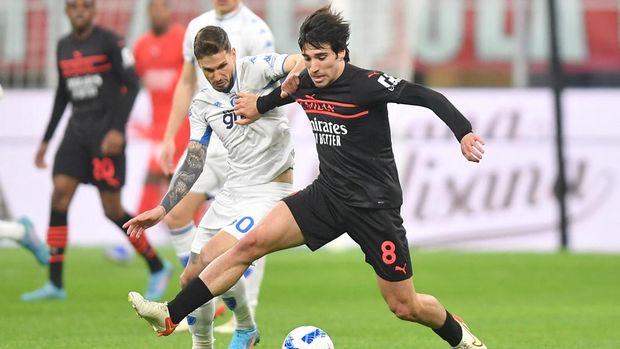 Soccer Football - Serie A - AC Milan v Empoli - San Siro, Milan, Italy - March 12, 2022 Empoli's Petar Stojanovic in action with AC Milan's Sandro Tonali REUTERS/Daniele Mascolo