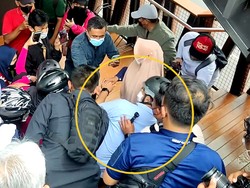 Tinjau JPO Pinisi, Anies Sampai Jatuh Saat Diajak Selfie