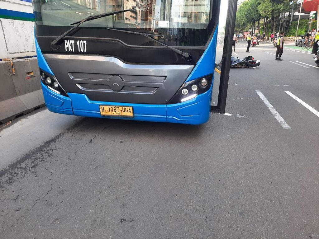 Pemotor Wanita Tewas Terlindas Bus TransJ di Thamrin Jakpus Pemotor Wanita Tewas Terlindas Bus TransJ di Thamrin Jakpus