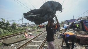 Ratusan Bangunan Liar di Lintas Stasiun Tanjung Priok Dirobohkan