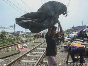 Ratusan Bangunan Liar di Lintas Stasiun Tanjung Priok Dirobohkan